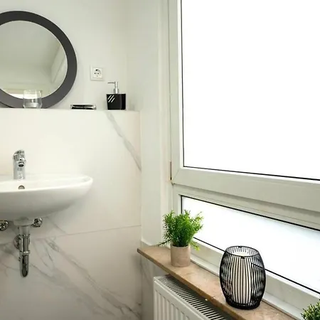 Livemore24 - 4 In 24-7 Check-in