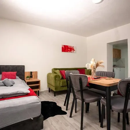 Livemore24 - 4 In 24-7 Check-in Хертен